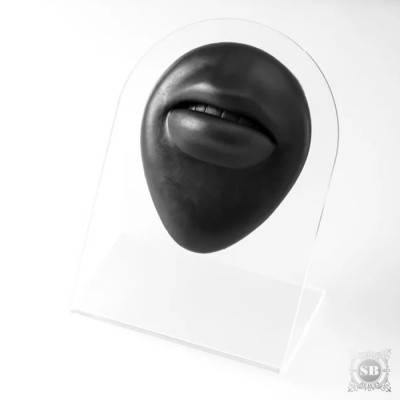 Модель губ черного цвета