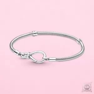 Серебряный браслет с карабином