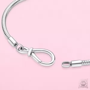 Серебряный браслет с карабином