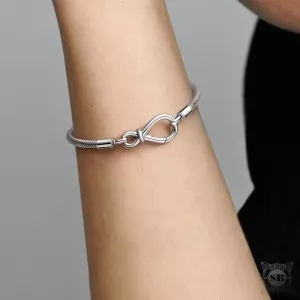 Серебряный браслет с карабином